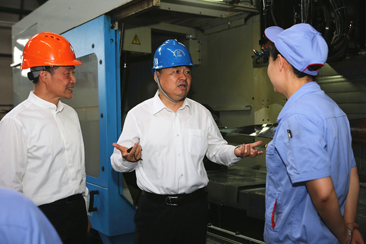 郝鹏与PA视讯集团一线出产人员深刻互换